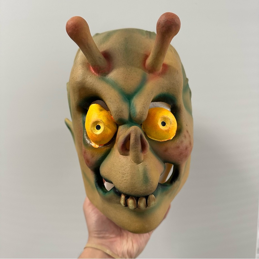 The Paper Magic Group‎ Y2K Alien Antennas Mask